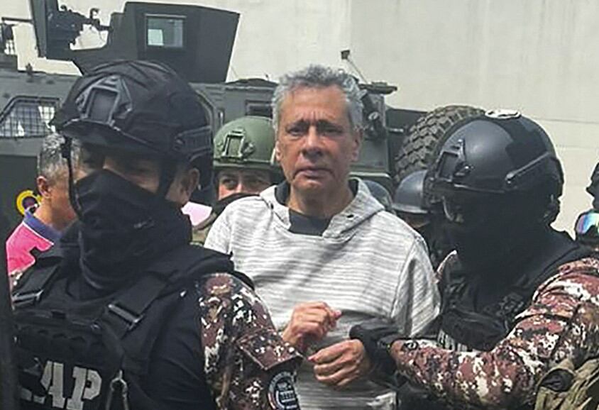 Jorge Glas escoltado por miembros del Grupo de Acción Penitenciaria Especial (GEAP) durante su llegada a la prisión de máxima seguridad La Roca en Guayaquil el 6 de abril de 2024. (Policía Ecuatoriana / AFP).