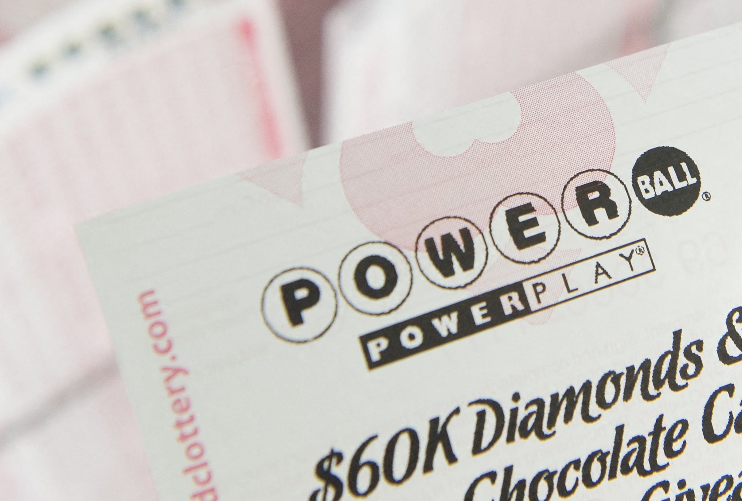 Revisa esta nota para que descubras quién ganó el Powerball hoy, lunes 6 de abril, en EE.UU. (Foto: SAUL LOEB / AFP)