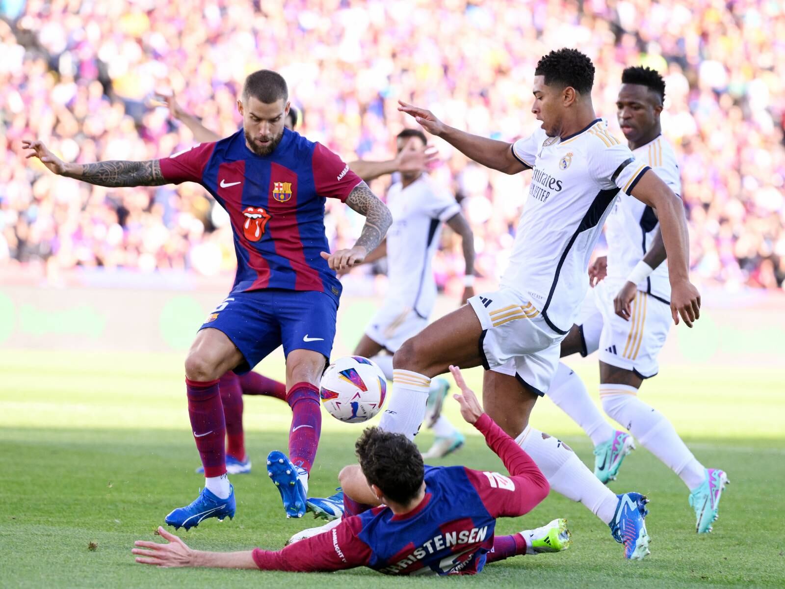 Contrata Movistar+ para poder ver Real Madrid vs. FC Barcelona este domingo 21 de abril por el clásico español. (Foto: AFP)