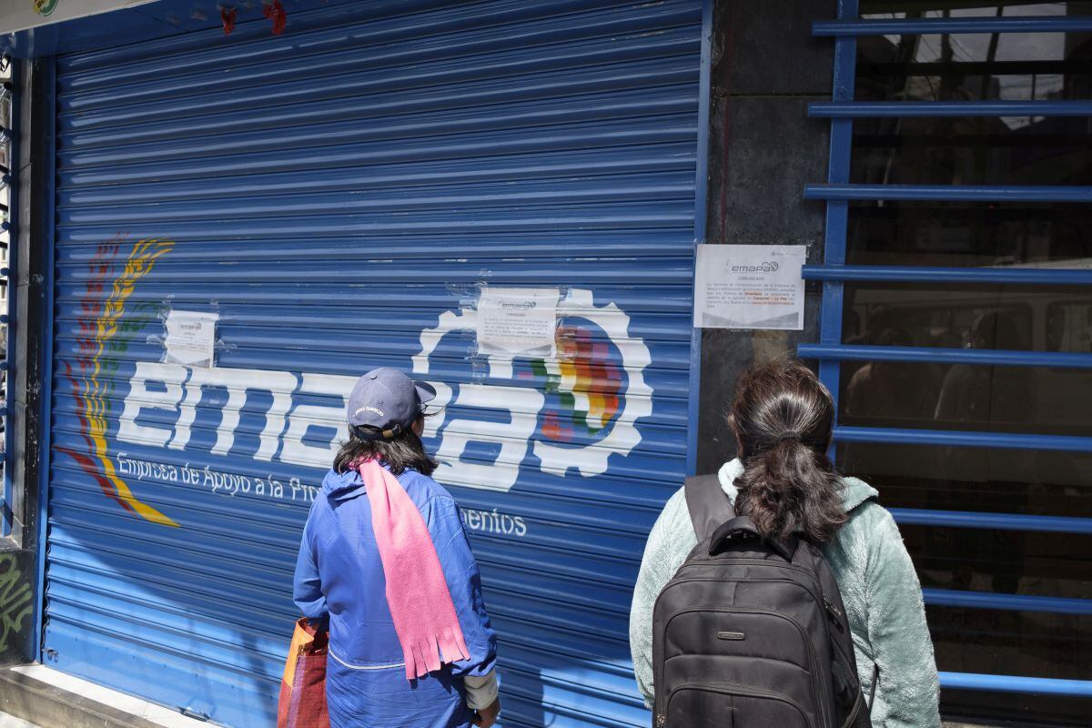 Carteles en una tienda de comestibles subvencionada informan que están cerrados por inventario en La Paz, el 26 de septiembre.