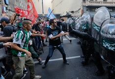 Barristas argentinos se unen a marcha de jubilados y policía intenta replegarlos