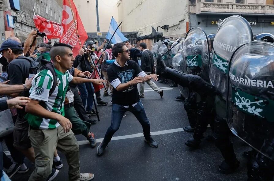 Manifestantes y miembros de la Gendarmería Nacional se enfrentan este miércoles, durante una manifestación frente al Congreso de la Nación en Buenos Aires (Argentina). EFE/ Juan Ignacio Roncoroni