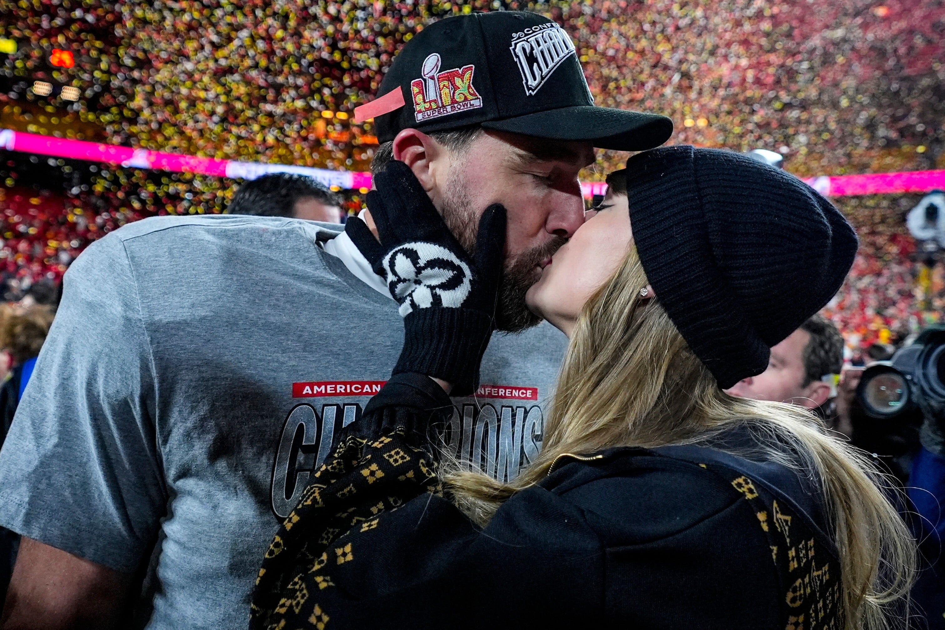 Taylor Swift y Travis Kelce se casaron una celebración que incluyó a celebridades, un despliegue escenográfico monumental y una puesta en escena digna de una superproducción. (Foto AP/Ashley Landis, archivo)