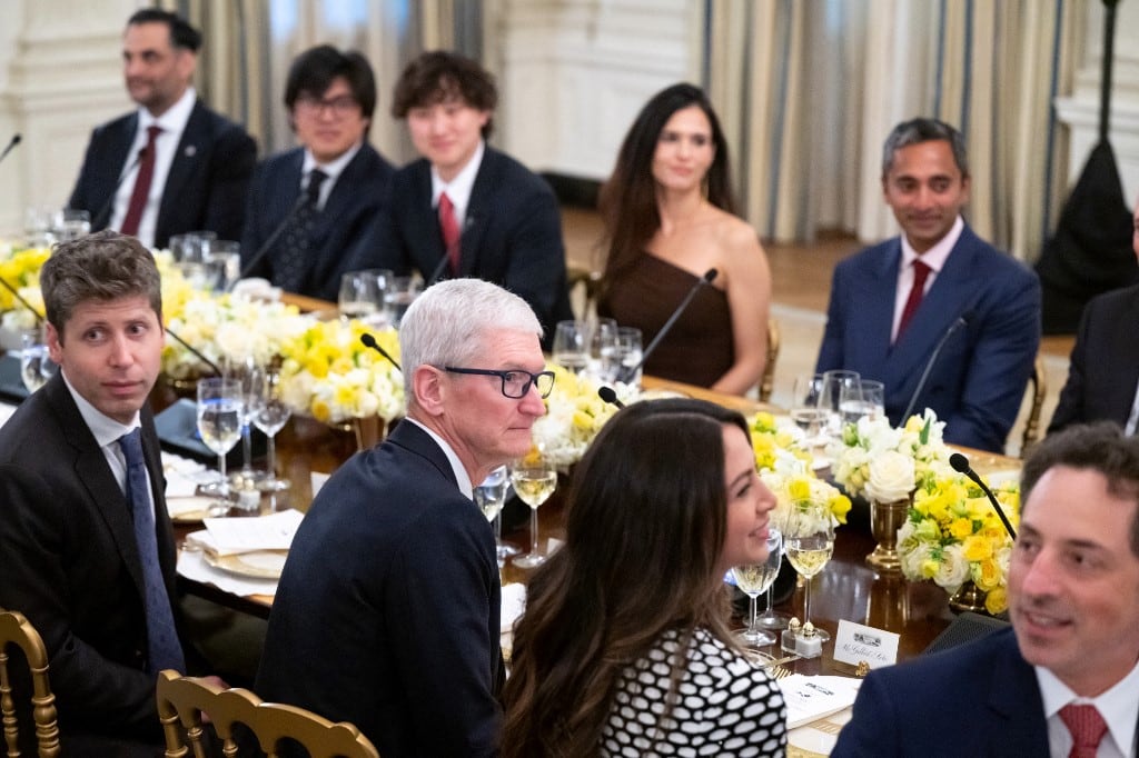 Líderes tecnológicos, entre ellos Sam Altman (izq.), director ejecutivo de OpenAI, y Tim Cook (segundo por la izquierda), director ejecutivo de Apple, asisten a una cena ofrecida por el presidente estadounidense Donald Trump con líderes tecnológicos en el Comedor de Estado de la Casa Blanca en Washington, D.C., el 4 de septiembre de 2025. (Foto de SAUL LOEB / AFP)