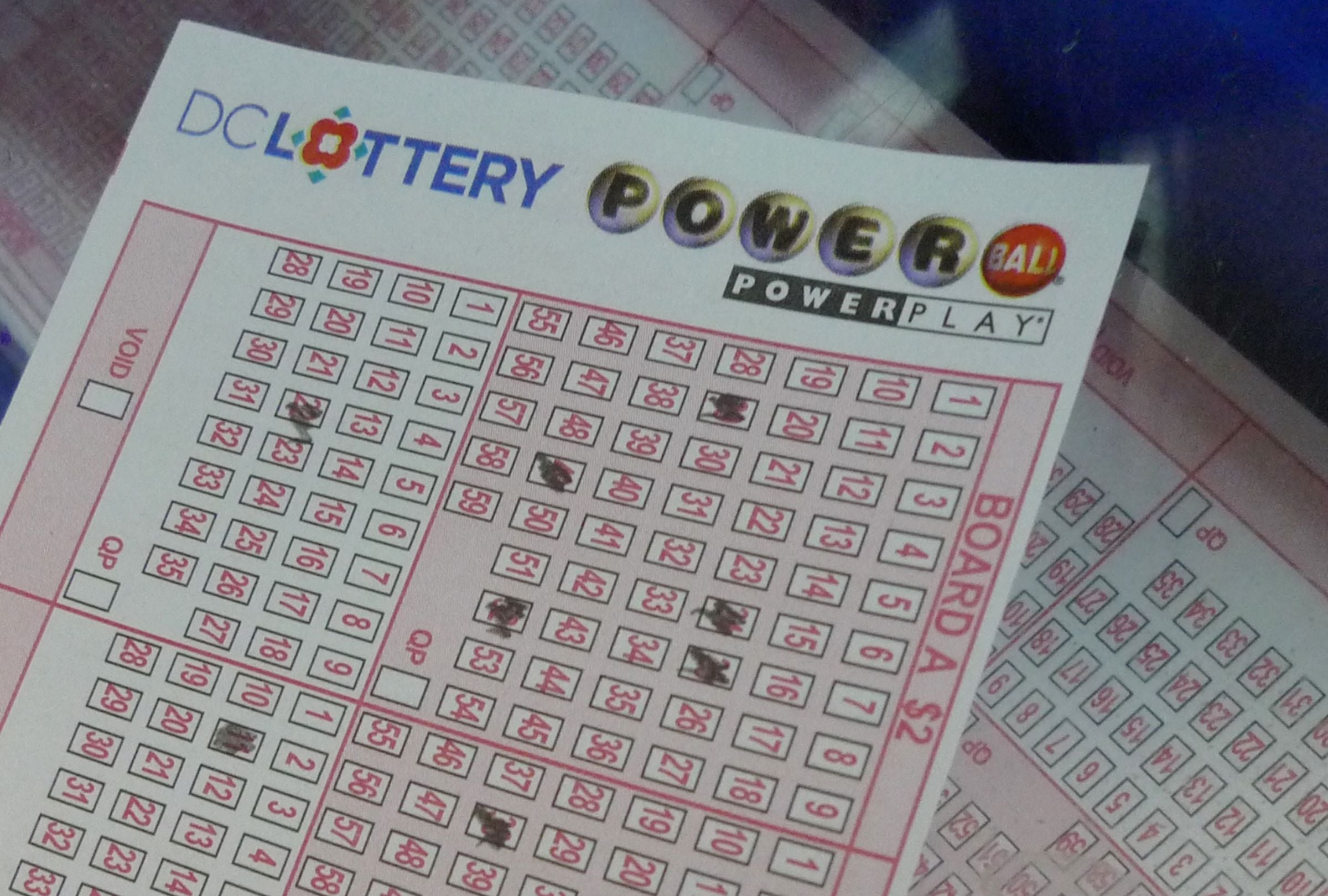 En esta nota conocerás los resultados del sorteo del Powerball del sábado 28 de febrero y descubrir si alguien se quedó con el premio mayor. (Foto: MANDEL NGAN / AFP)