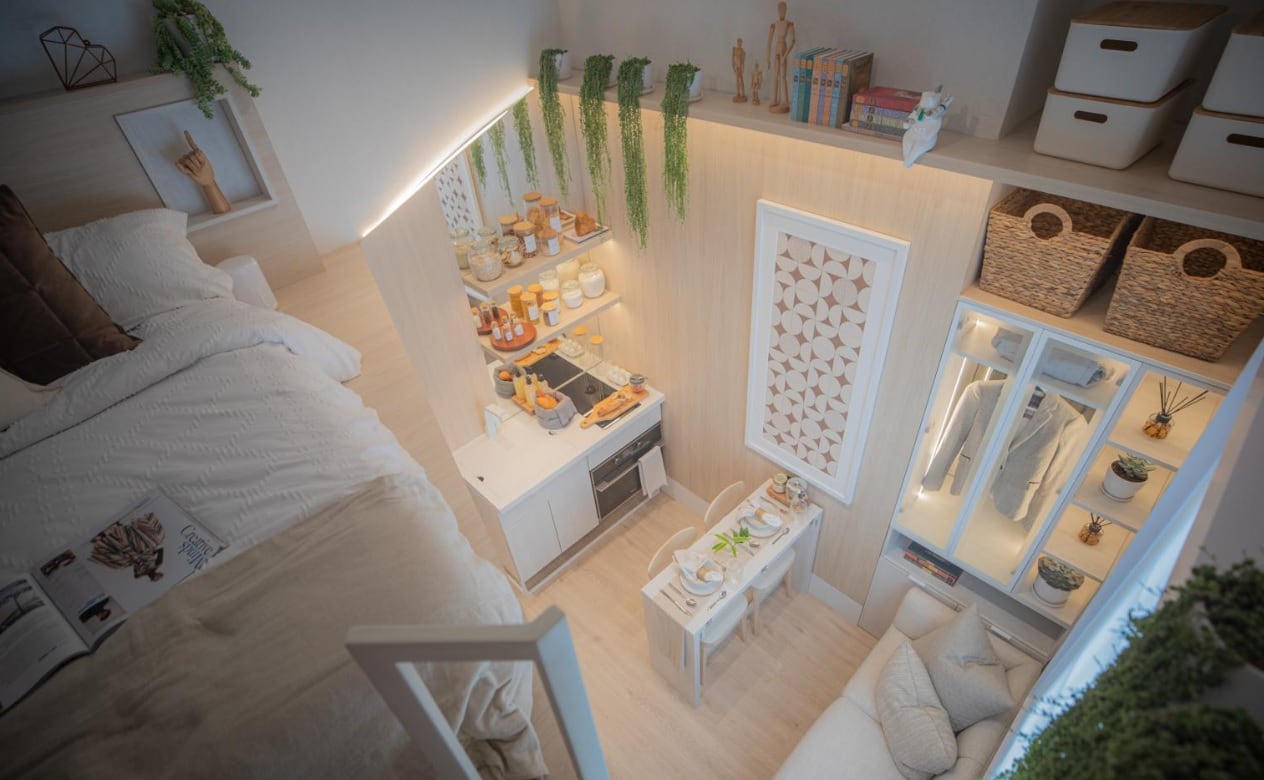 Para optimizar el espacio del microdepartamento, la cama se ubica en un segundo nivel. Abajo, en encuentra el baño.