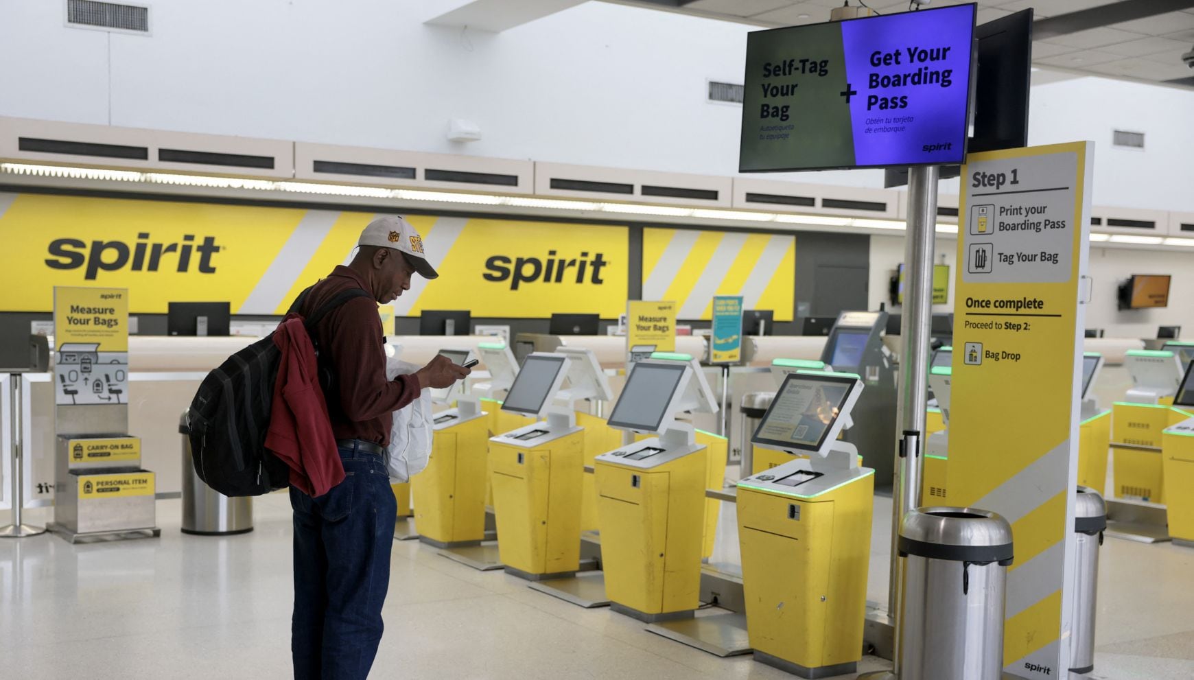Pierre Ronet se prepara para facturar su vuelo de Spirit Airlines a Tampa antes de darse cuenta de que había sido cancelado cuando la compañía cerró sus operaciones durante la noche en el Aeropuerto Internacional de Fort Lauderdale-Hollywood el 2 de mayo de 2026 en Fort Lauderdale, Florida (Foto: Joe Raedle/Getty Images/AFP)