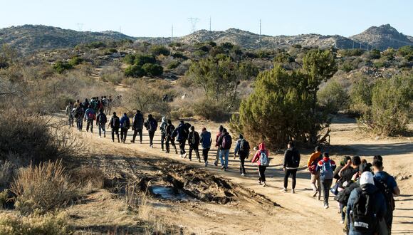 Agentes de la patrulla fronteriza procesan a los migrantes que ingresaron ilegalmente a los Estados Unidos por California el 6 de diciembre de 2023. (Foto de VALERIE MACON / AFP).