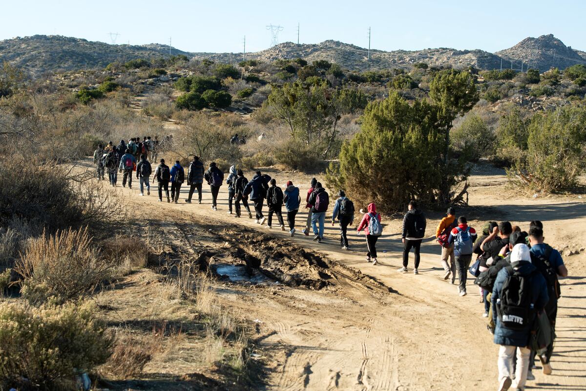 Agentes de la patrulla fronteriza procesan a los migrantes que ingresaron ilegalmente a los Estados Unidos por California el 6 de diciembre de 2023. (Foto de VALERIE MACON / AFP).