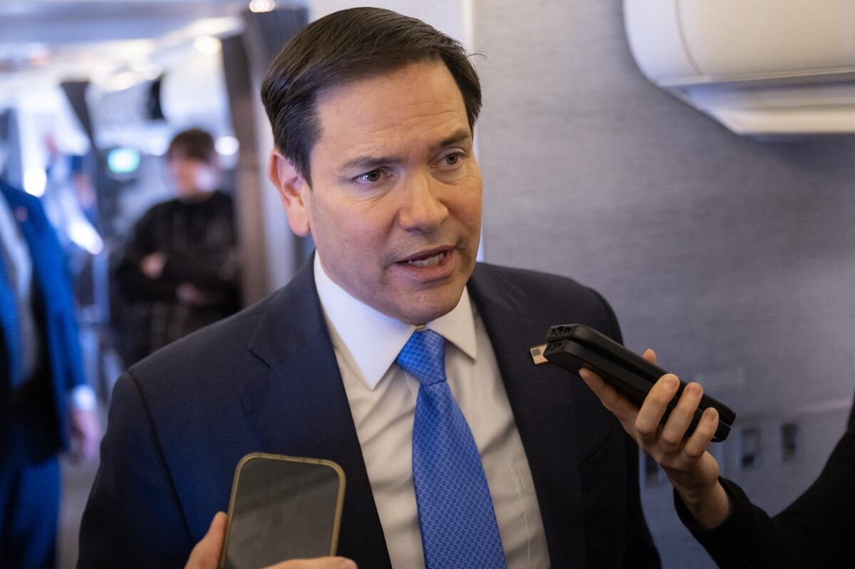 El secretario de Estado de Estados Unidos, Marco Rubio, habla con los medios en su avión militar mientras vuela a Yeddah, Arabia Saudita, el 10 de marzo de 2025. (Foto de SAUL LOEB / POOL / AFP)
