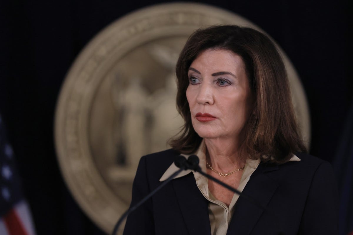 La gobernadora de Nueva York, Kathy Hochul, incrementó el monto del Seguro de Desempleo a $869 en octubre del 2025. (Crédito: SPENCER PLATT / GETTY IMAGES NORTH AMERICA / Getty Images via AFP)