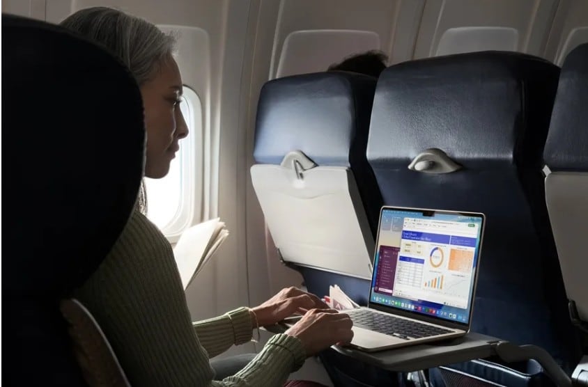 Fotografía difundida por Apple de su nuevo MacBook Air. EFE/ Apple