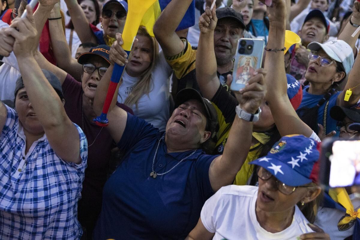 Los simpatizantes suelen levantar sus teléfonos para que sus familiares puedan ver a Machado por videollamada.