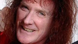 Murió Colin Burgess: quién fue y cuál fue la causa del fallecimiento del primer baterista de AC/DC