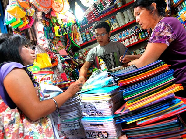 Las categorías que se adquieren con preponderancia este año dentro de útiles escolares son cuadernos, lápices, borradores y demás. (Foto: Andina)