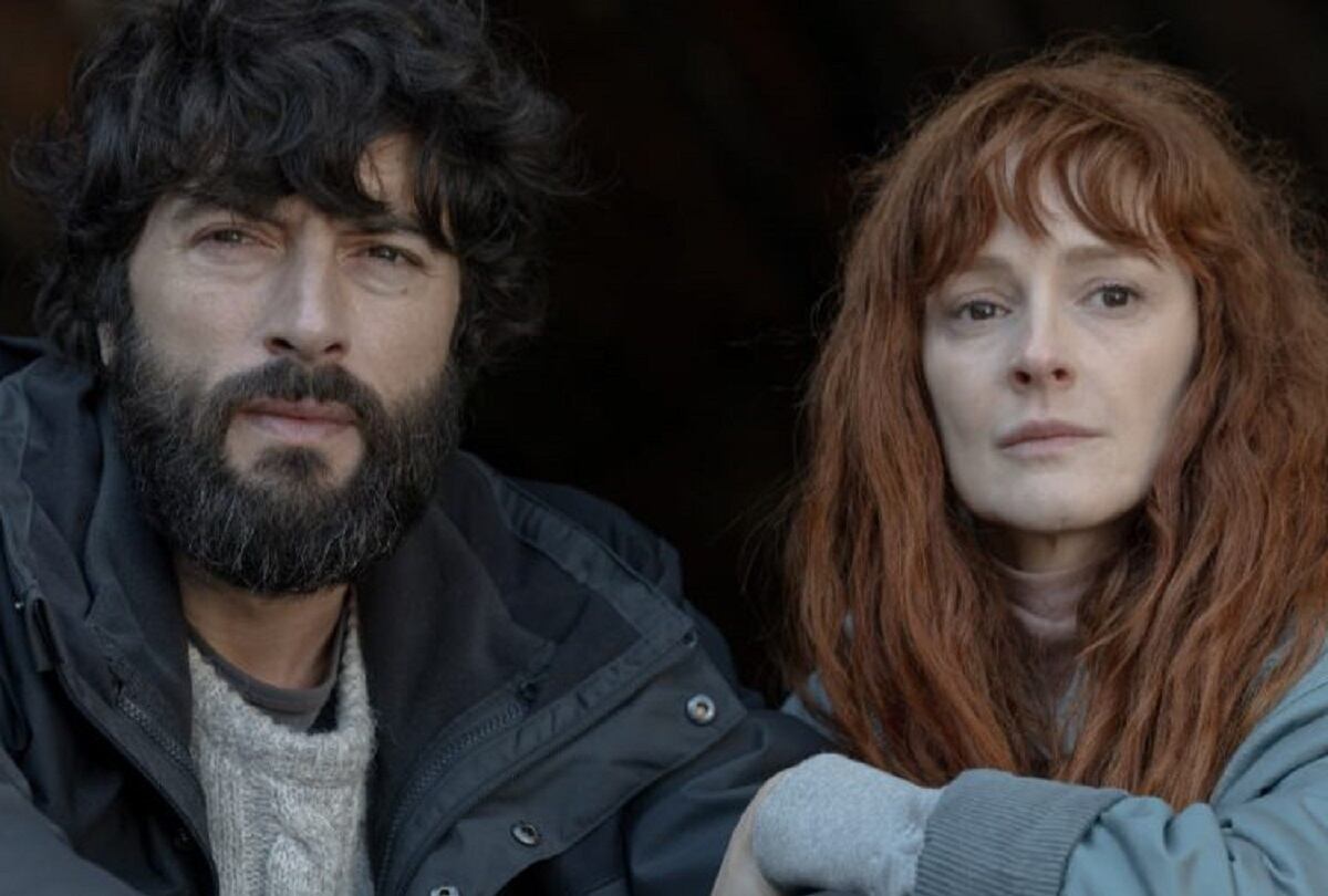 Javier Rey como Álex de la Fuente y Ana Polvorosa como Judy en la serie española "La última noche en Tremor" (Foto: Netflix)