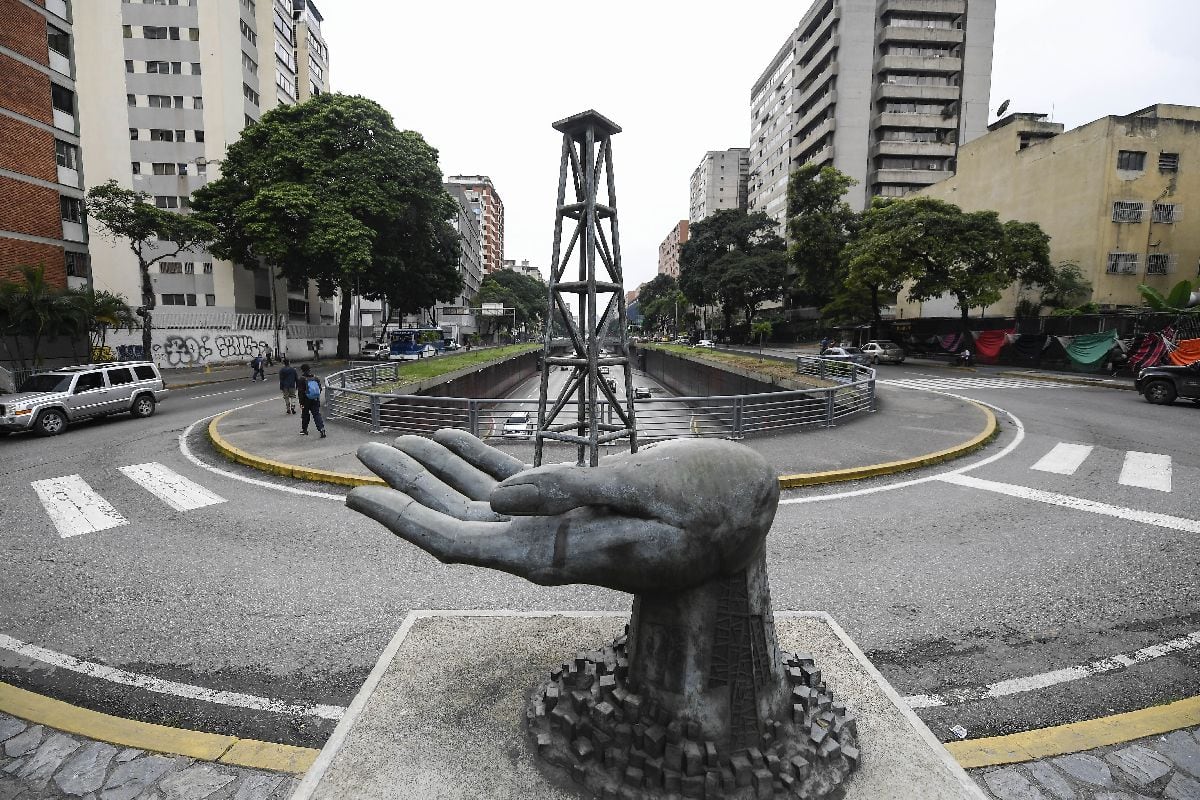 Escultura de una mano sosteniendo un pozo de petróleo frente a la sede de Petróleos de Venezuela S.A. en Caracas.