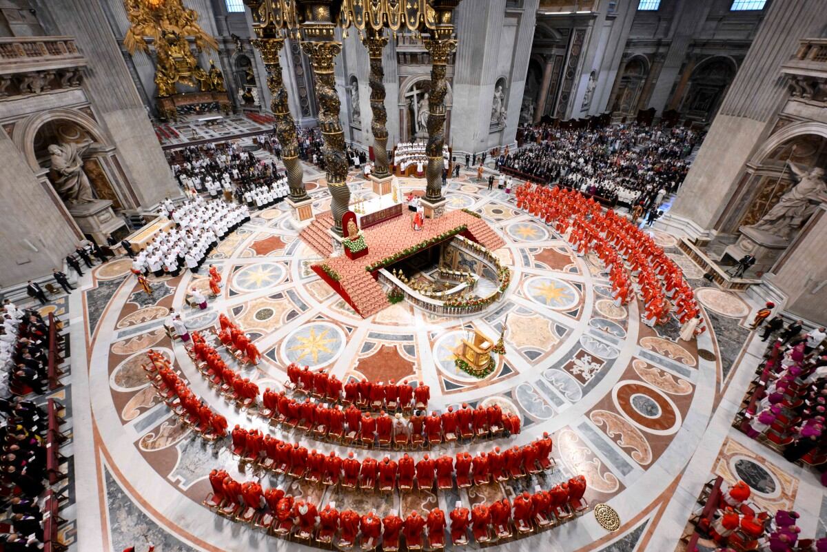 Esta foto, tomada y distribuida el 7 de mayo de 2025 por The Vatican Media, muestra a los cardenales durante la santa misa para la Elección del Romano Pontífice, antes del inicio del cónclave, en la Basílica de San Pedro del Vaticano. (Foto de Handout / VATICAN MEDIA / AFP)