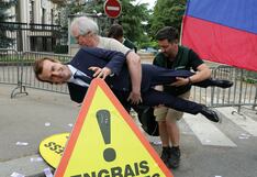 Roban figura de cera del presidente de Francia y la muestran frente a la embajada rusa en París