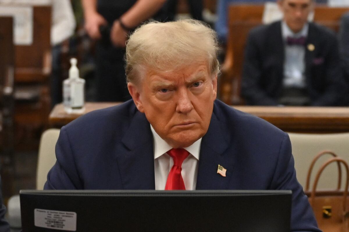 ARCHIVO | Donald Trump se sienta dentro de la sala del tribunal durante el tercer día de su juicio por fraude civil. (Foto de ANGELA WEISS / AFP).