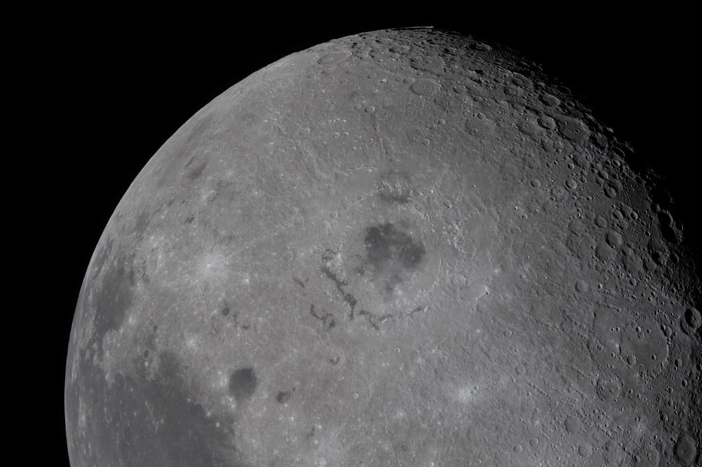 Esta fotografía, distribuida el 7 de abril de 2026 por la NASA, muestra la Luna con la cuenca Orientale visible en el centro, con una mancha negra de lava antigua que atravesó la corteza lunar en una erupción hace miles de millones de años, vista desde la nave espacial Orión el 6 de abril de 2026. (Foto de Handout / NASA / AFP)