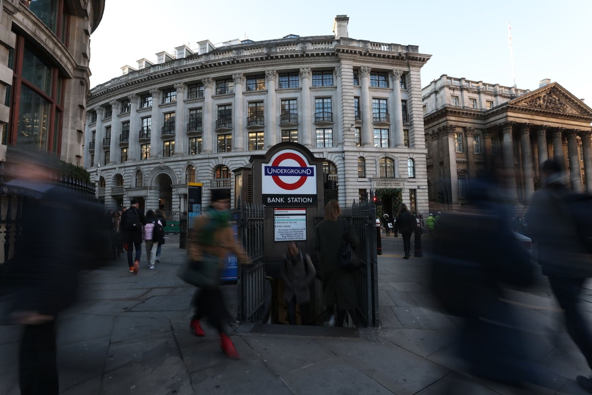 El gobernador del banco emisor inglés resaltó que, tras un repunte inicial, “en este momento estamos viendo que, en todo caso, el precio del petróleo está bajando un poco”. (Foto: Bloomberg)