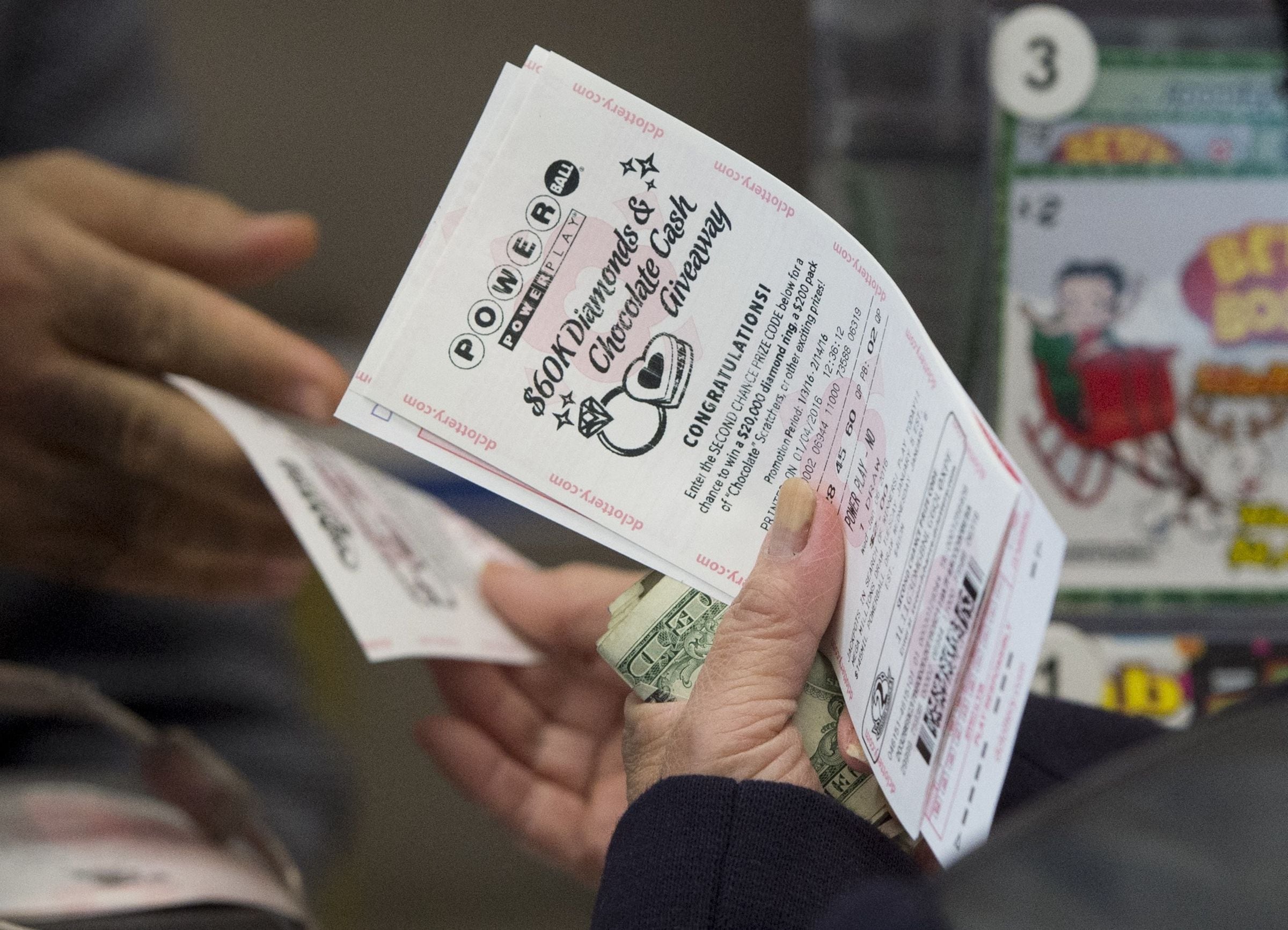 Los plazos límite para la venta de boletos del Powerball varían según la jurisdicción. (Foto: Saul Loeb / AFP)