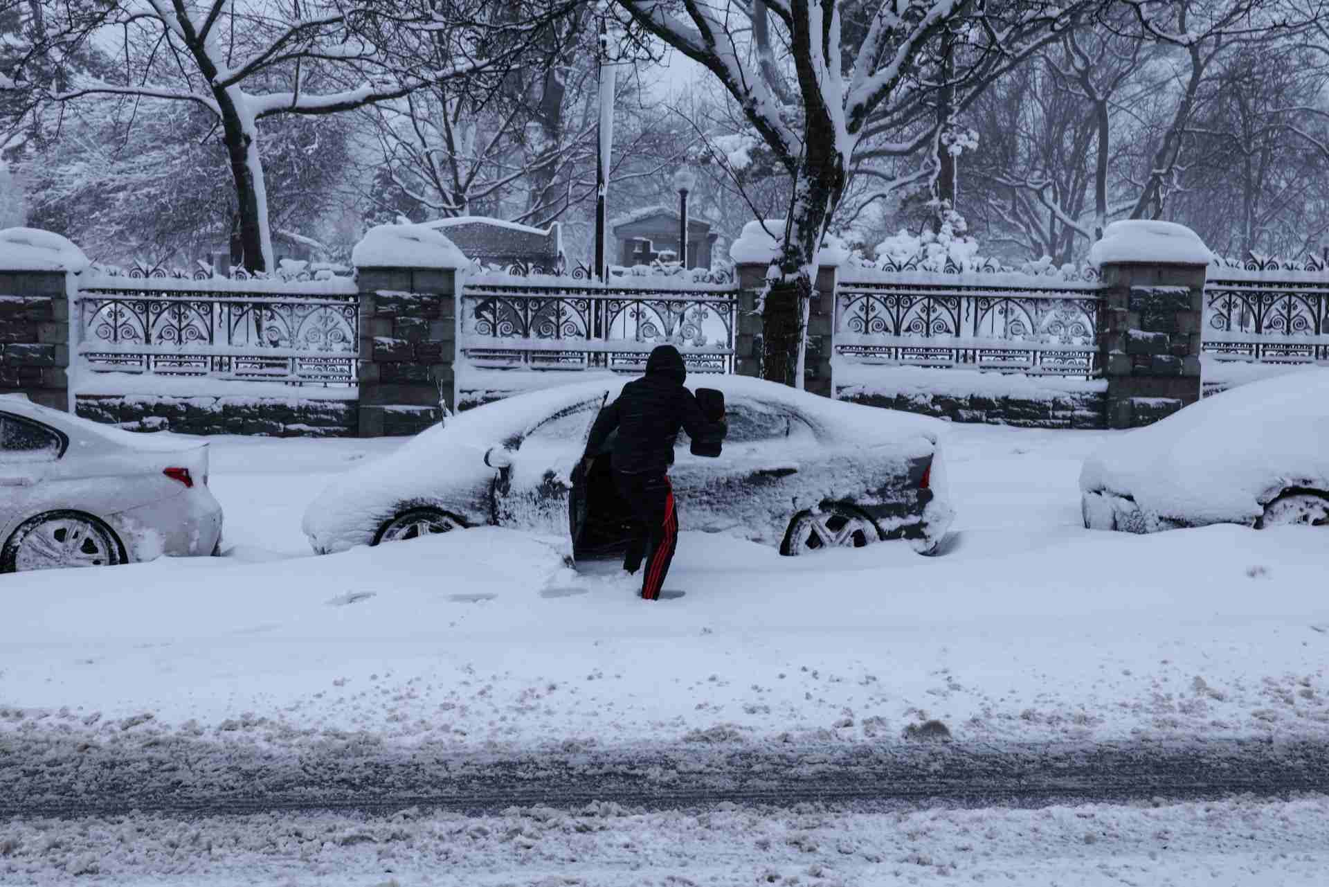 Un hombre intenta entrar en su coche en el barrio de Hamilton Heights, en el distrito de Manhattan de la ciudad de Nueva York, el 23 de febrero de 2026. (Foto de CHARLY TRIBALLEAU / AFP)