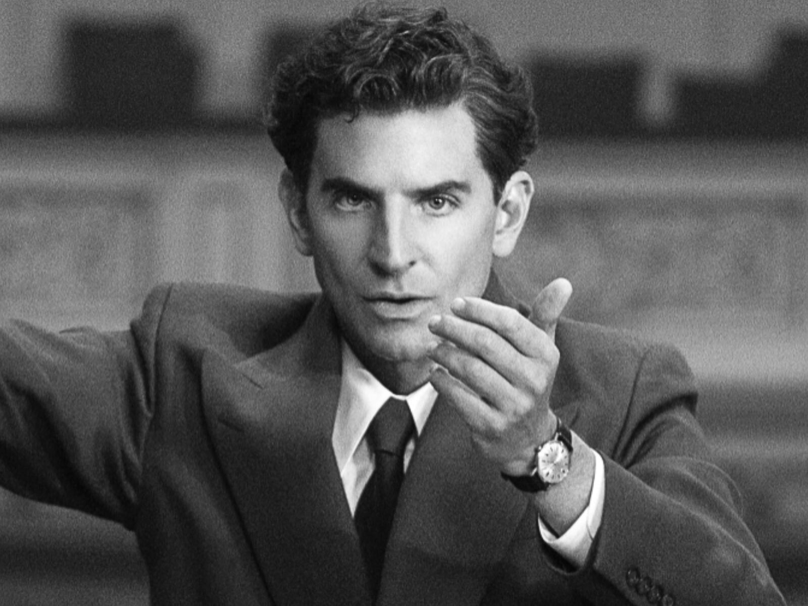 Bradley Cooper encarna a Leonard Bernstein, un versátil compositor, pianista y director de orquesta estadounidense, en la película "Maestro"(Foto: Netflix)
