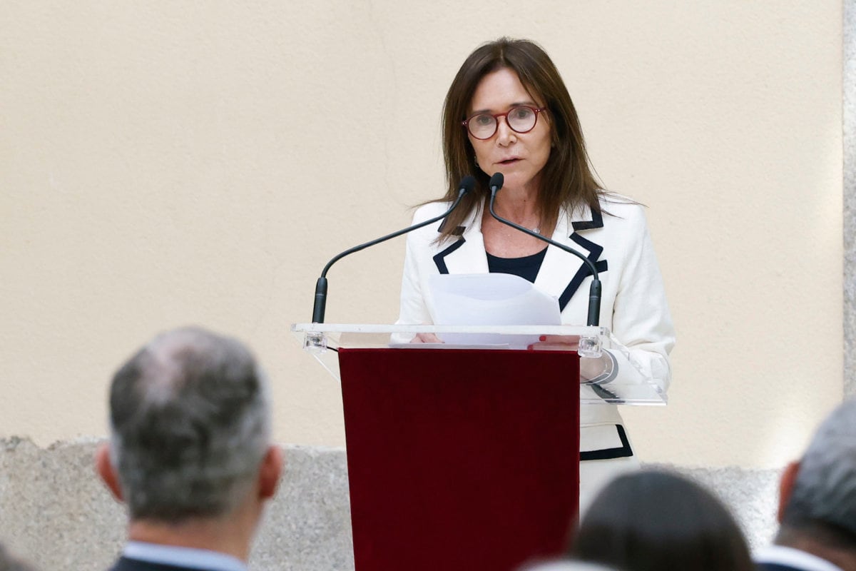 EL PARDO (MADRID) 18/05/2026.- Paola Luksic, en nombre de la familia Luksic, se dirige a la audiencia tras recibir de manos del rey Felipe VI (no en la imagen) del Premio Enrique V. Iglesias al Desarrollo del Espacio Empresarial Iberoamericano, en su decima edición, durante un acto celebrado este lunes en el Palacio Real de El Pardo, Madrid. EFE/JJ Guillén