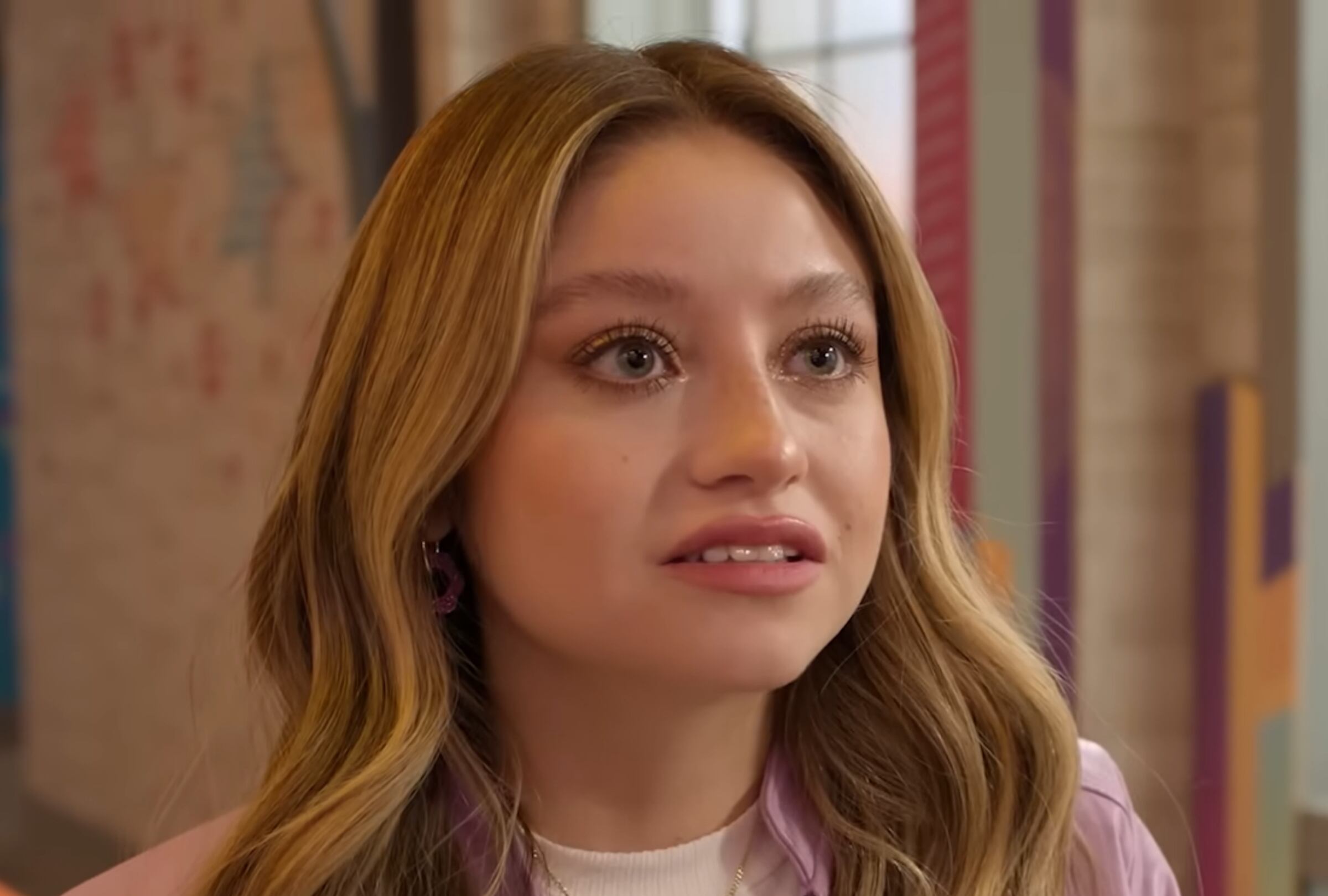 La actriz mexicana Karol Sevilla interpreta a su icónico personaje Luna Valente en la serie "Soy Luna: Volver a rodar" (Foto: Metrovisión Producciones / Disney+)