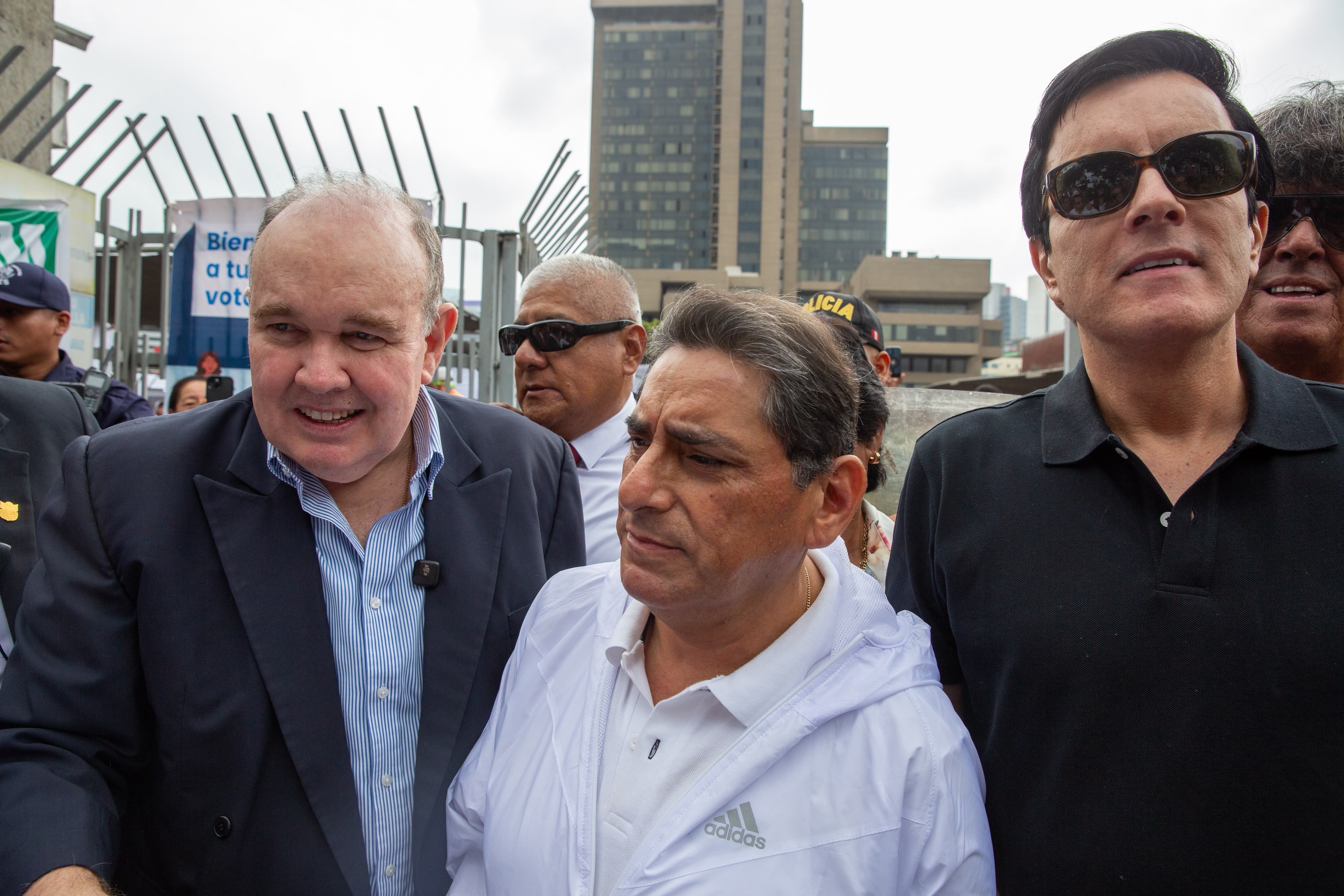 Rafael López Aliaga junto a Carlos Álvarez y Carlos Espá| foto: Mario Zapata GEC
