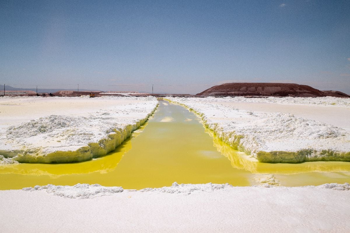 Una poza de salmuera en una mina de litio de la Sociedad Química y Minera de Chile (SQM) en el Salar de Atacama, en el desierto de Atacama, Chile, el miércoles 13 de marzo de 2024. Tras una caída espectacular, el litio, metal utilizado en baterías, muestra leves signos de recuperación ante la especulación de que el retroceso que convulsionó el mercado el año pasado ha creado las condiciones para una reactivación. Fotógrafo: Cristóbal Olivares/Bloomberg