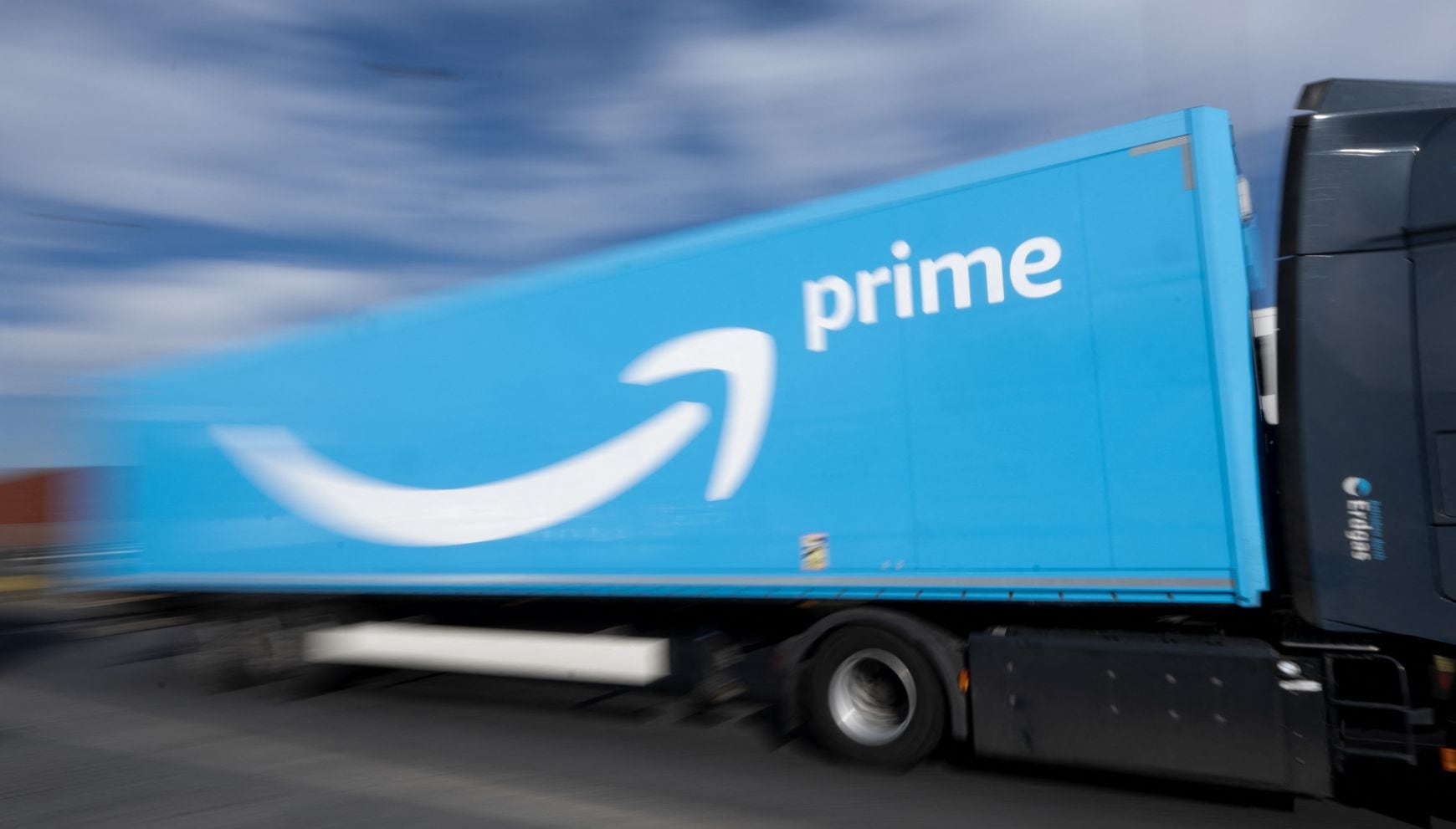 La compañía estrena envíos de 1 y 3 horas para más de 90,000 productos. En la imagen, un camión con el logotipo del gigante estadounidense de venta online Amazon Prime se dirige a un centro logístico en Dortmund, al oeste de Alemania, el 6 de marzo de 2025 (Foto: Ina Fassbender / AFP)