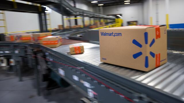 En guerra con Amazon, Walmart subsidia a algunos proveedores