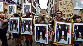 Retratos de Macron boca abajo durante protesta en plena cumbre G7 | FOTOS