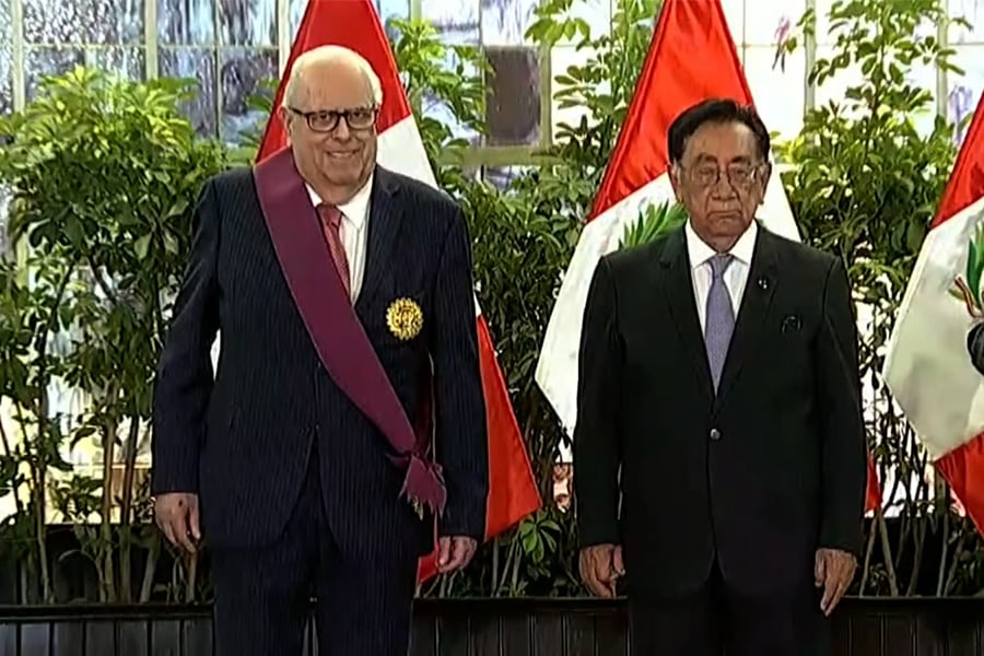 Julio Velarde es condecorado con la orden “El Sol del Perú” en el grado de “Gran Cruz”. Foto: Andina