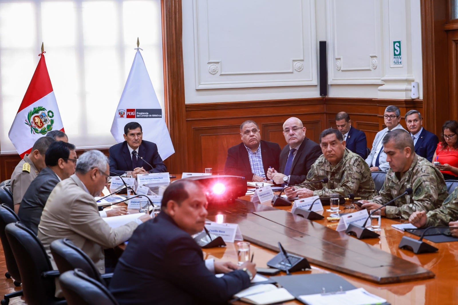 Durante la sesión, el ministro del Interior, José Mercedes Zapata, presentó el Plan Nacional de Seguridad Ciudadana y Lucha contra la Criminalidad 2026–2028. Foto: PCM.