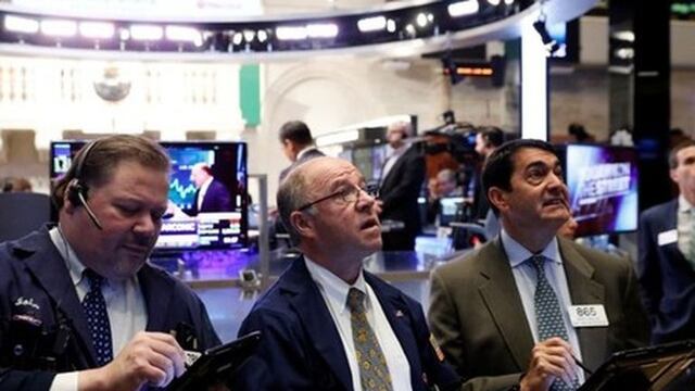 Wall Street sube mientras rendimientos caen y operadores evalúan datos económicos 