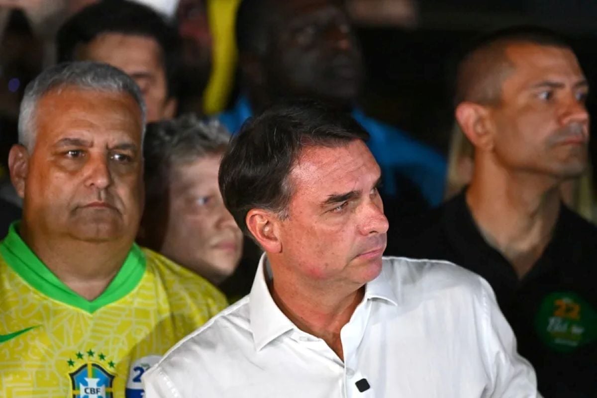 Flávio Bolsonaro anunció que organizará a la oposición en el Congreso brasileño tras reconocer el Partido Liberal los resultados electorales. Foto: EFE.