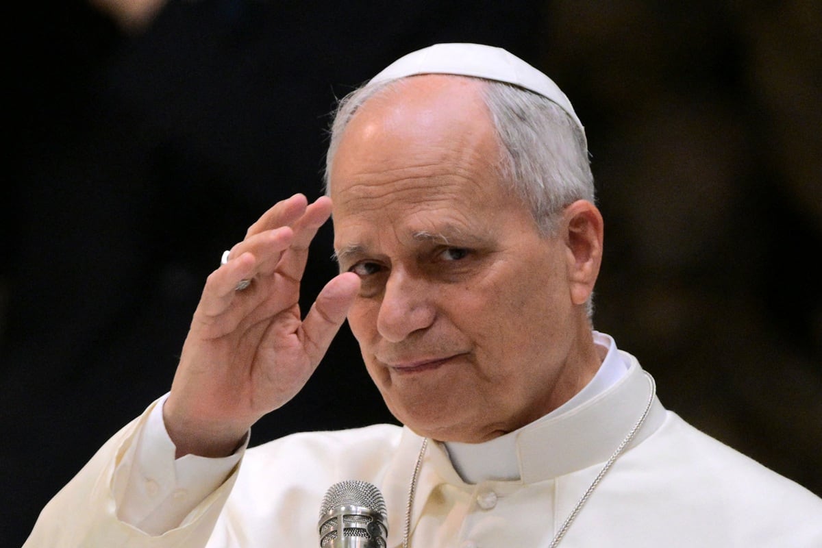 El papa León XIV gesticula mientras habla durante una audiencia con miembros de la Renovación Carismática Católica en el Aula Pablo VI del Vaticano, el 30 de mayo de 2026. (TIZIANA FABI / AFP)