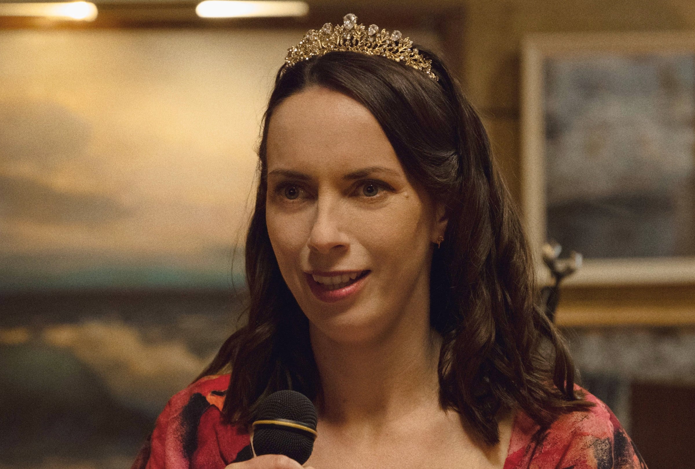La actriz Kate O'Flynn como Patricia Moyer en una escena de la serie “Widow’s Bay” (Foto: Apple Studios)