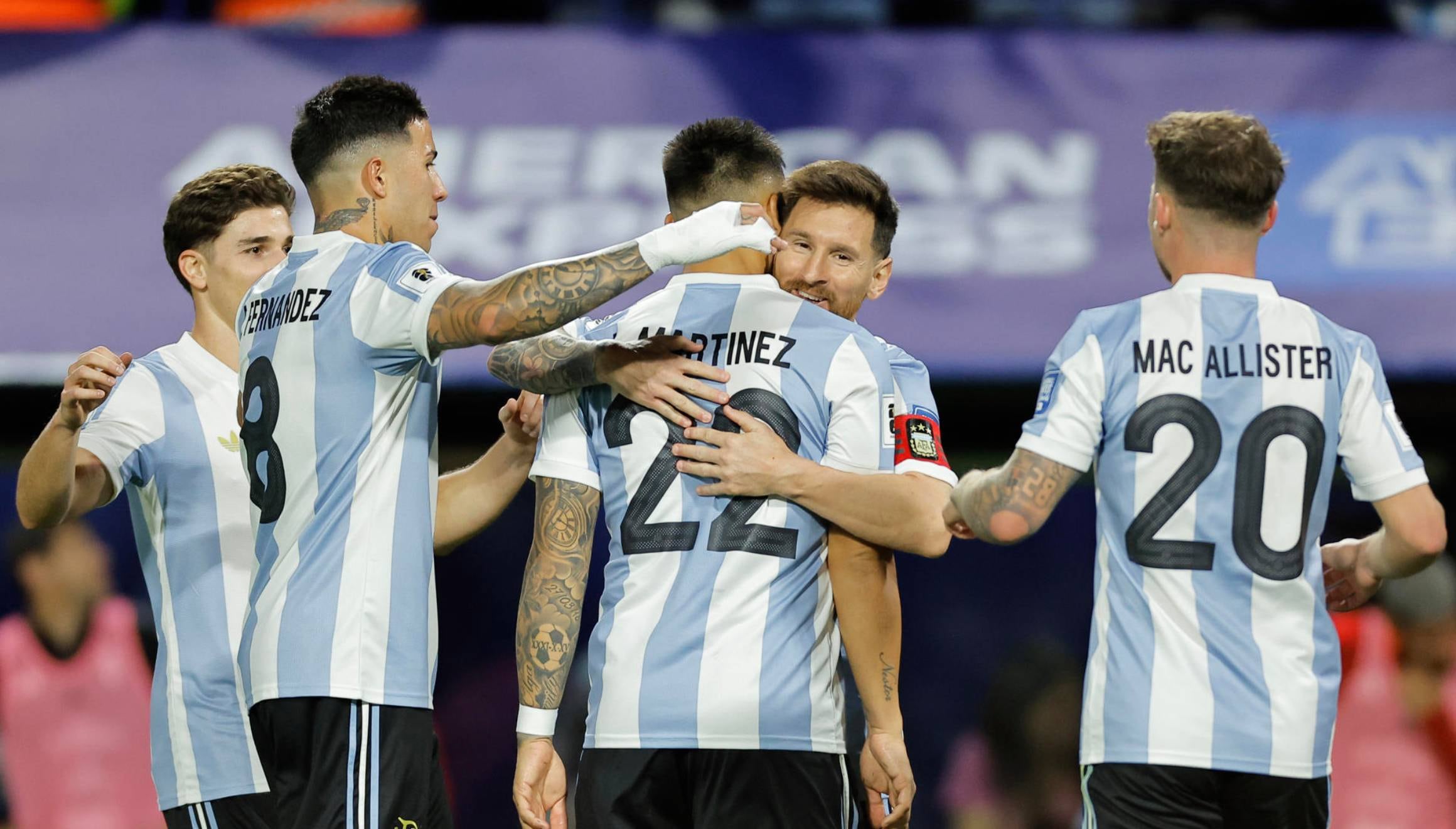 Lionel Messi y el resto de compañeros de Argentina felicita a Lautaro Martínez por el espectacular gol que sirvió para derrotar a Perú en la fecha 12 de las Eliminatorias 2026 (Foto: EFE)