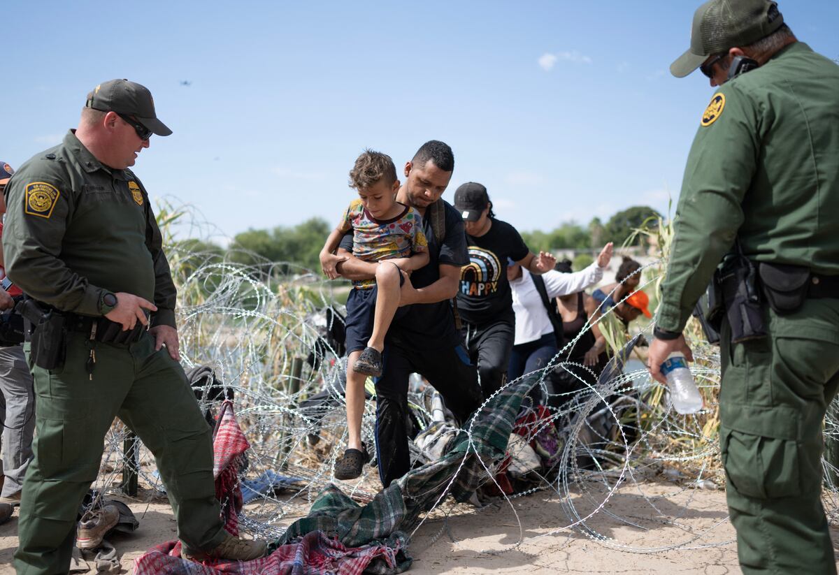 La medida puede beneficiar a quienes entraron a EE.UU. sin haber recibido permiso de ingreso ((Foto: AFP).