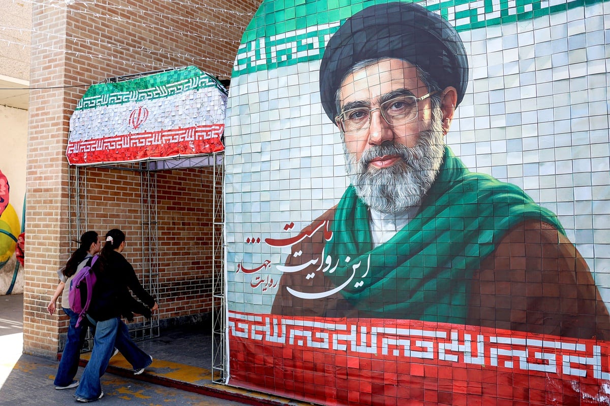 Una pancarta que representa al actual líder supremo de Irán, el ayatolá Mojtaba Jamenei, en una calle de Teherán, el 6 de mayo de 2026. (AFP)