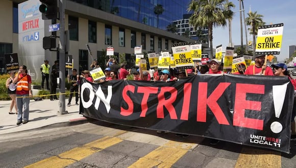 ARCHIVO - Trabajadores en huelga del sector hotelero del sindicato Unite Here Local 11 se suman al paro de actores de SAG-AFTRA y guionistas del sindicato WGA, afuera de los estudios de Netflix. (Foto: AP)
