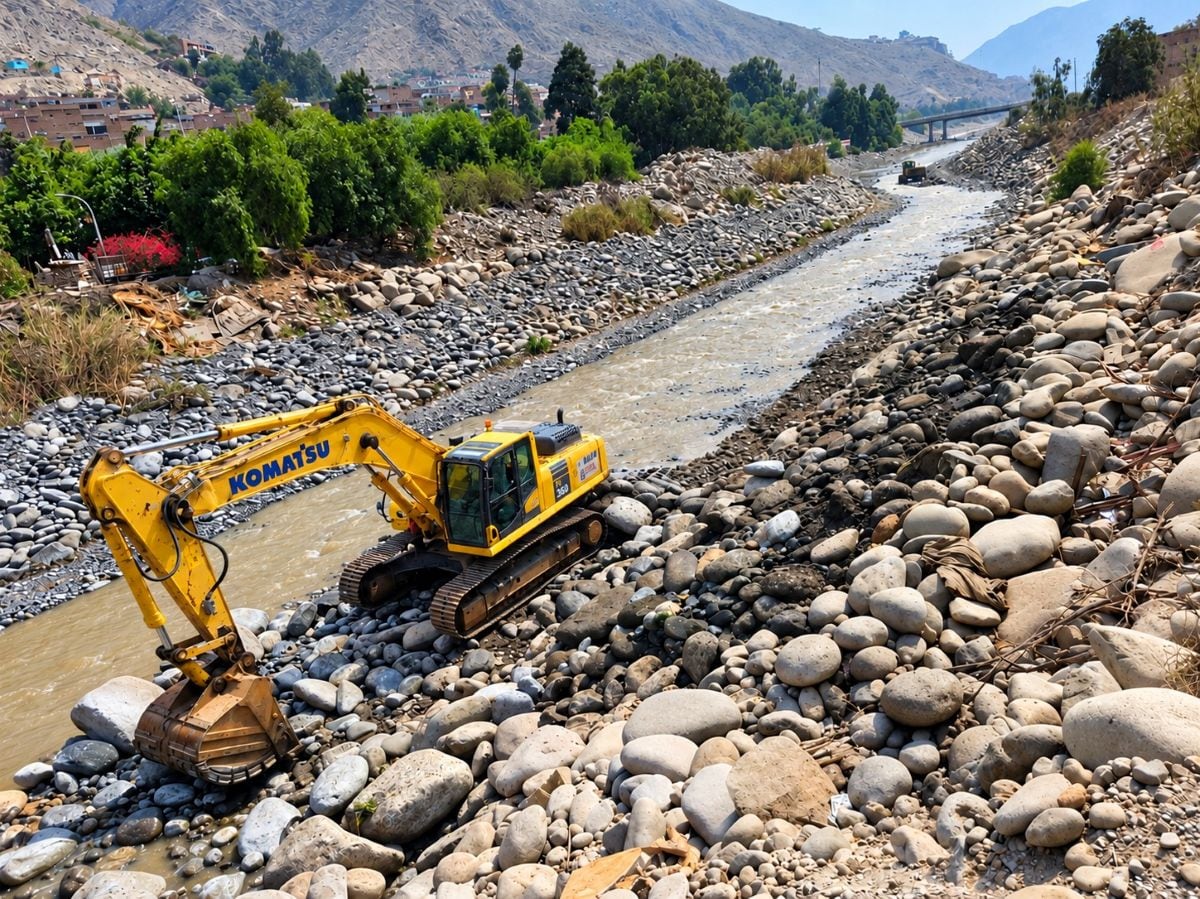 La ANA ejecuta trabajos de limpieza y descolmatación en cuatro puntos críticos del río Rímac, ubicados en Ate, Chaclacayo y San Juan de Lurigancho. Foto: ANA.