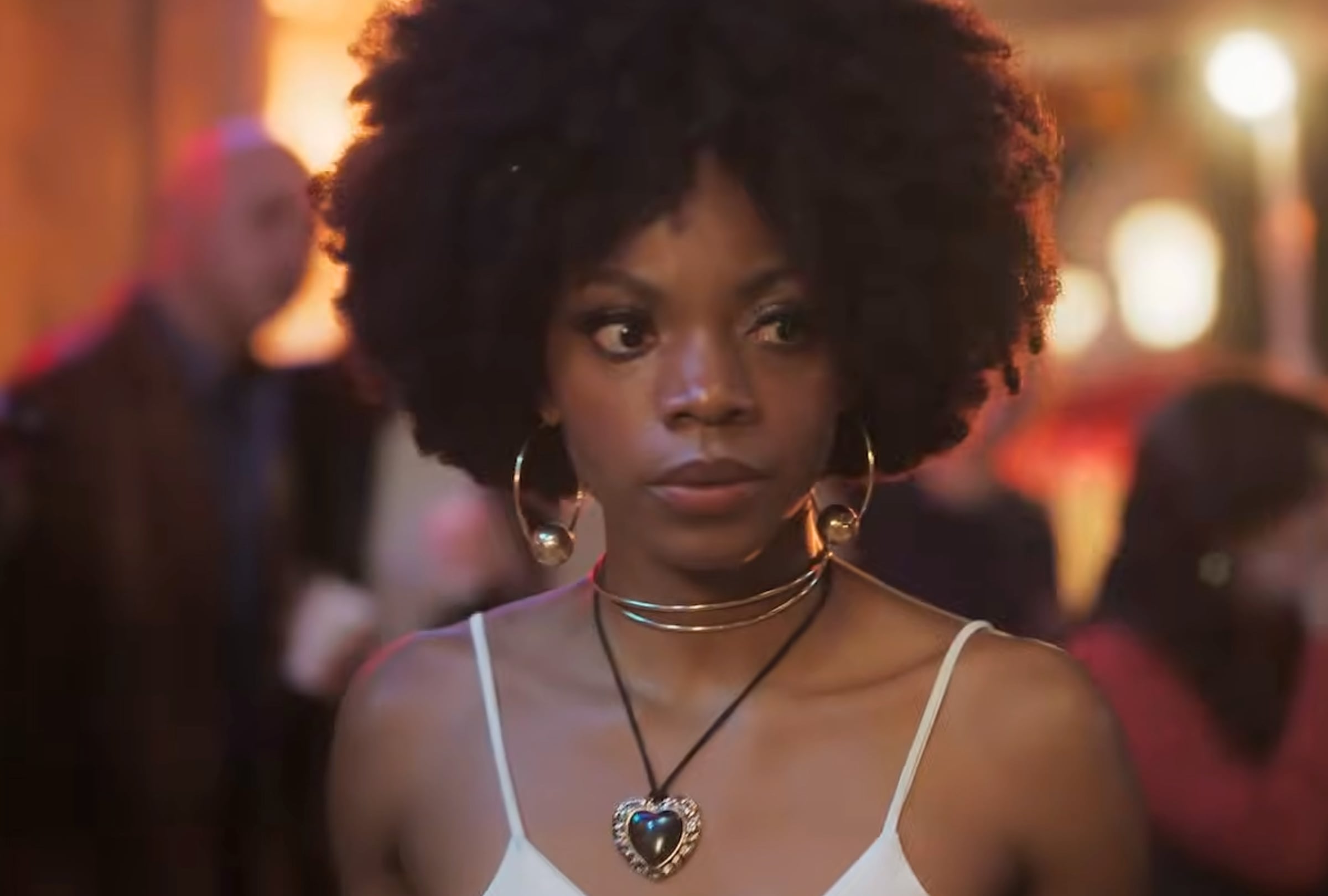 Paola González como Verónica Pinilla en una escena de la serie colombiana "Salcedo, cuero y boogaloo" (Foto: Netflix)