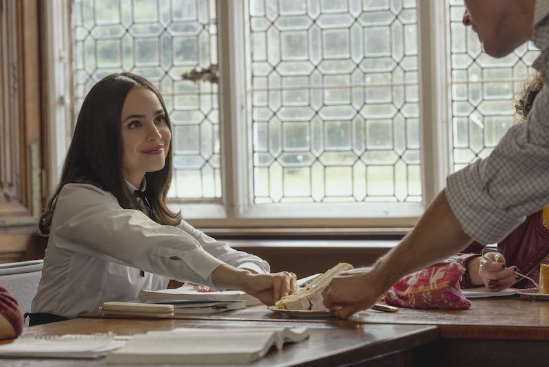 El personaje de Anna recibiendo un pedazo de pastel por parte de Jamie en una escena de la película "Mi año en Oxford" (Foto: Netflix)