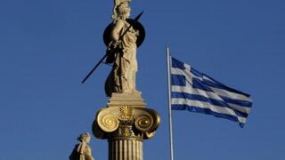Griegos sacan fondos de bancos preocupados por salida del euro